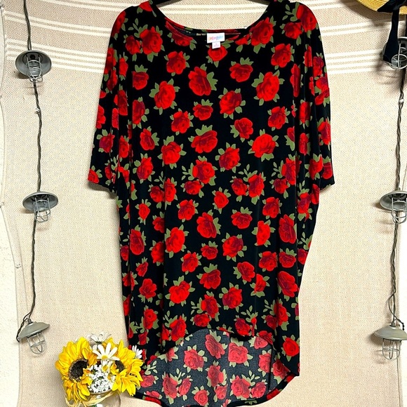 Gorgeous oversized‎ loose fitting black blouse with red roses. - Picture 2 of 8
